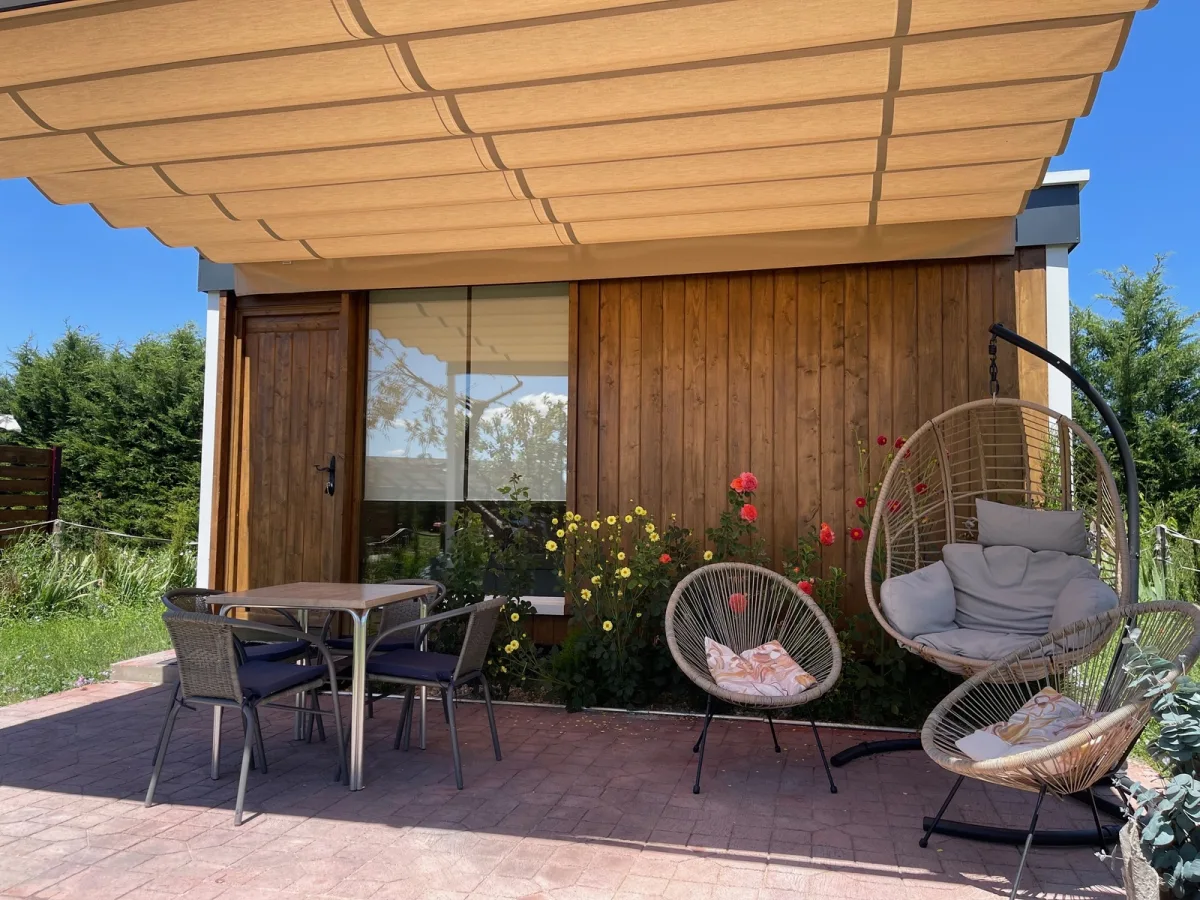 Terraza de un bungalow de Villa Bagh con sillones colgantes