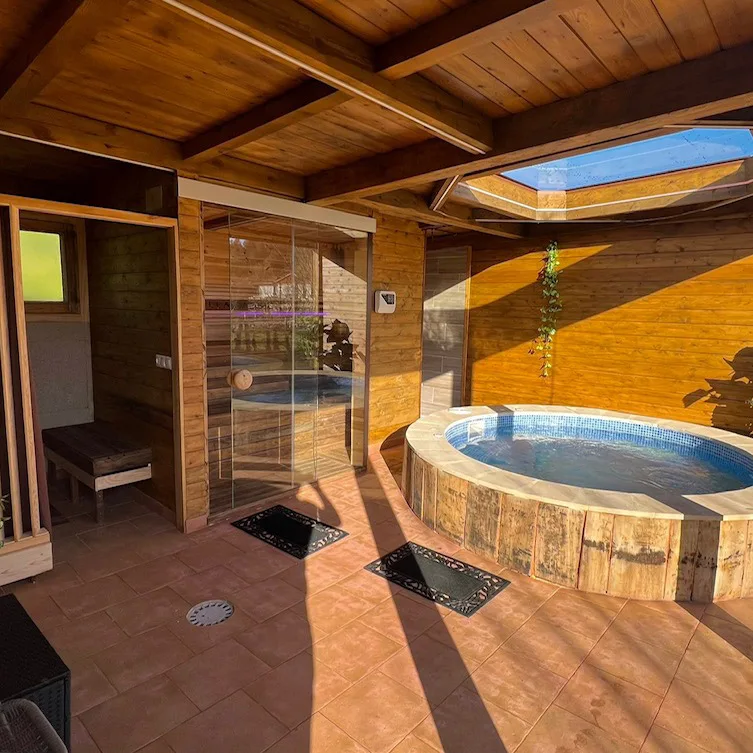 Bungalow frente al jacuzzi de Villa Bagh