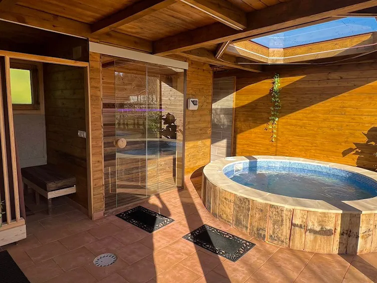 Bungalow frente al jacuzzi de Villa Bagh
