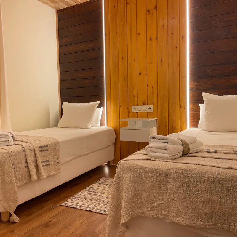 Bungalow frente al jacuzzi de Villa Bagh