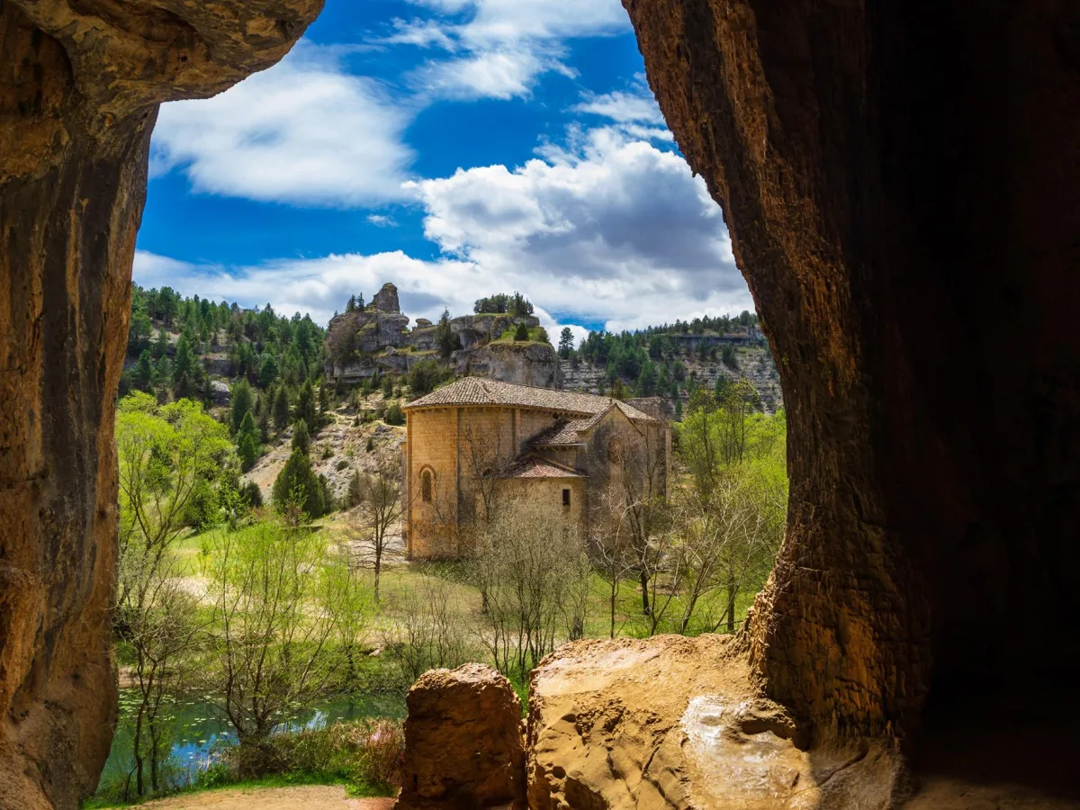 Cueva y ermita en el Cañón del Río Lobos