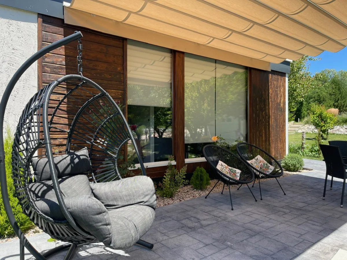 Terraza de un bungalow de Villa Bagh con sillones colgantes