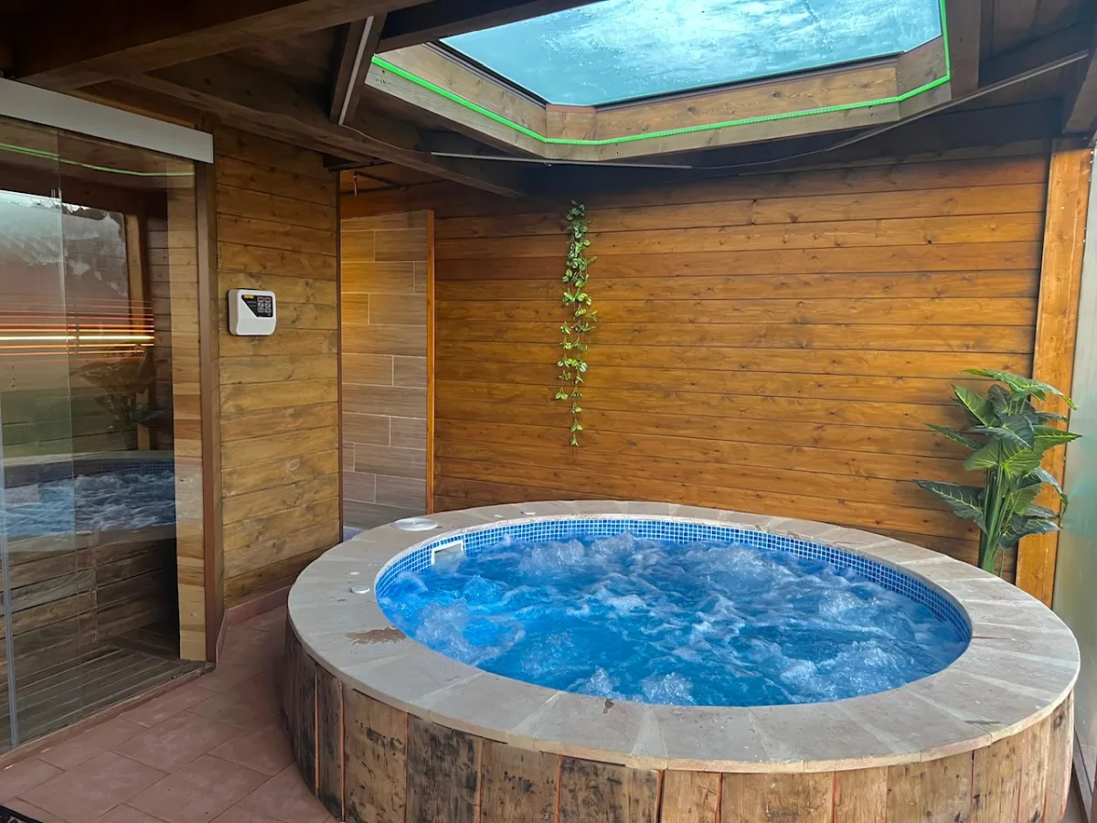 Jacuzzi del spa privado de Villa Bagh