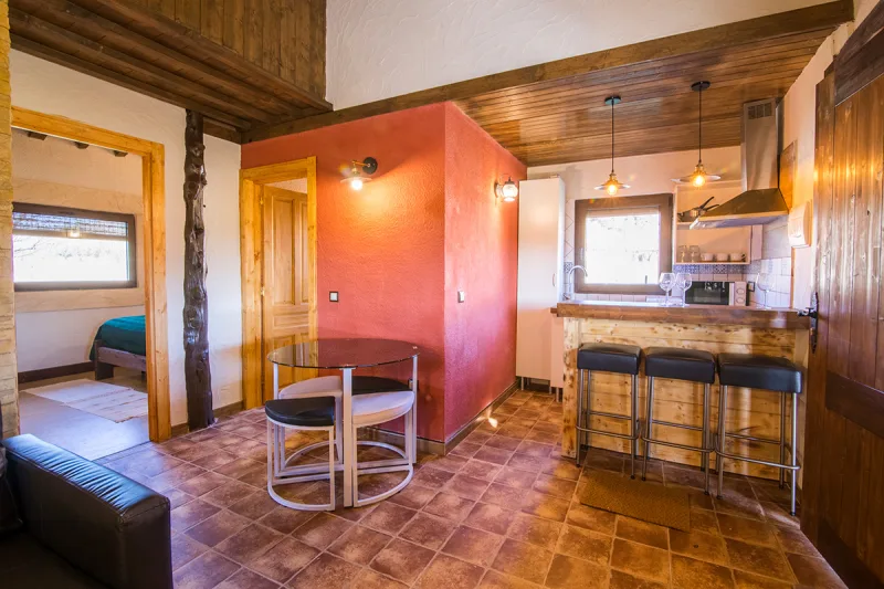 Cocina y salón de un bungalow de Villa Bagh