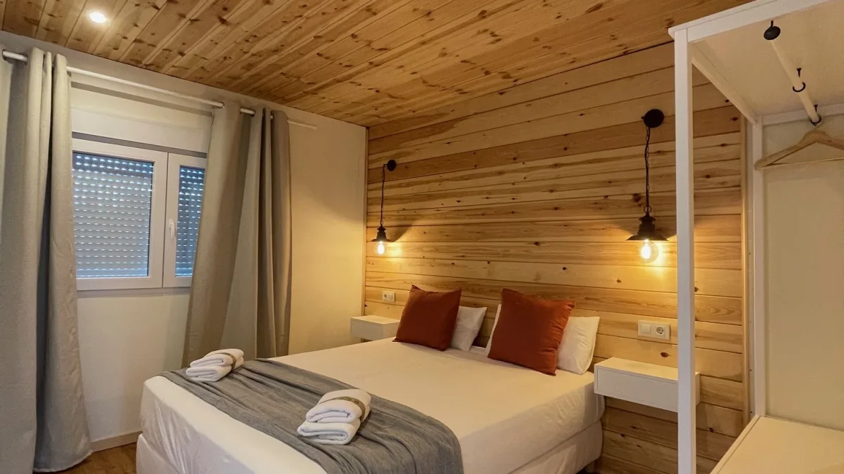 Dormitorio de madera de un bungalow de Villa Bagh